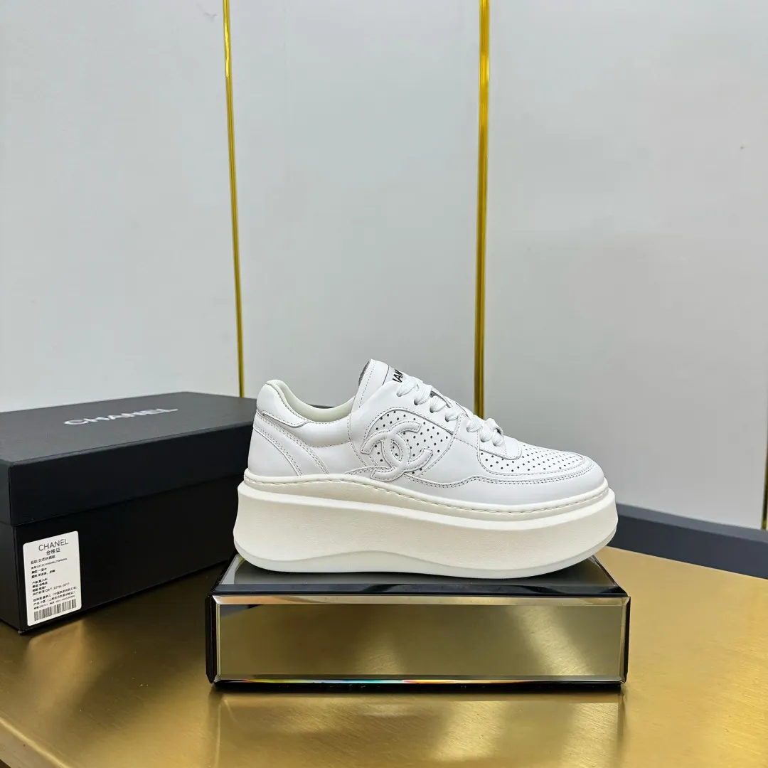 👟👟Ex-factory price 600👟👟 Upgraded version, upgraded version, upgraded version! No rebuttal accepted! ! ! ! Chanel Chanel panda shoes! 2025 counter's top casual sports shoes. This classic design; the upper is electro-embroidered with a variety of techniques; the outsole is fashionable and sporty; the unusual inclusion of a variety of color matching elements... The diversified mix and match is very good-looking and versatile, and can be used for leisure, fashion, sports, and outdoor... ꫛꫀꪝ Go➫ Materials: ❶Upper made of: original imported first-layer silk cowhide + original waterproof cloth + original first-layer cowhide ❷Inner lining: Original Yangli+Net ❸Outsole based on: Original TPU combination outsole Counter boutique packaging complete set for women 35–41 👉 👉
